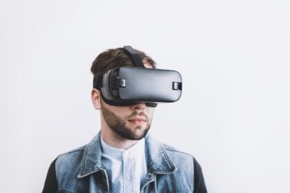 Membongkar Teknologi VR: Cara Kerja dan Masa Depannya